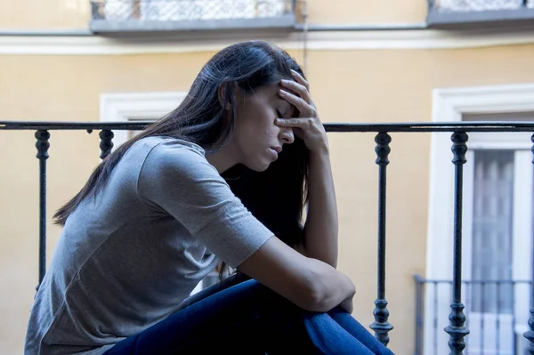ev balkon arayan çaresiz üzgün Latin kadın harap etmiş ve depresif depresyon acı