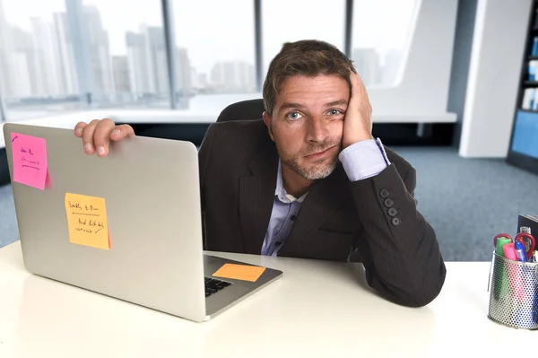 Verspilde zakenman werken in stress op kantoor laptopcomputer Zoek uitgeput — Stockfoto