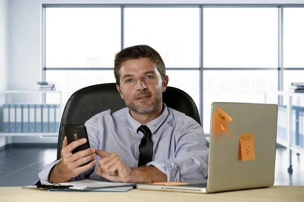 Portrait d'entreprise de heureux homme d'affaires réussi en chemise et cravate souriant au bureau de l'ordinateur avec téléphone mobile — Photo