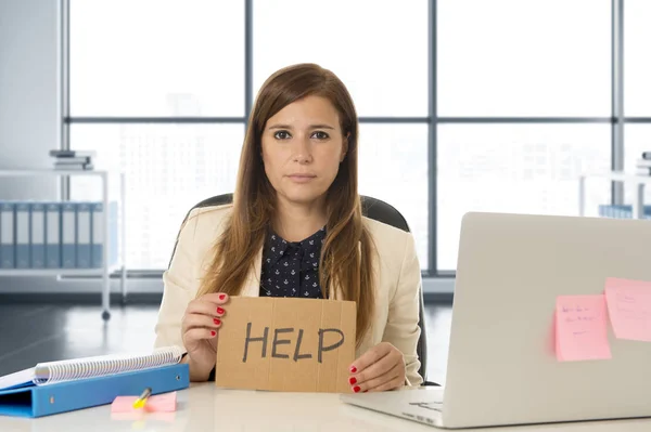 Attraktiva ledsen och desperat affärskvinna som lider av stress på office laptop dator skrivbord hjälp skylt — Stockfoto