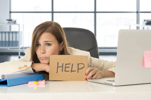 Attractive sad and desperate business woman suffering stress at office laptop computer desk holding help sign — Stock Photo, Image