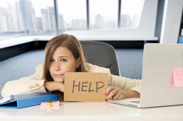 Ελκυστικό επιχειρηματικό λυπημένος και απελπιστική γυναίκα που πάσχει χωρίς άγχος στο φορητό υπολογιστή γραφείο κρατώντας πινακίδα βοήθεια — Φωτογραφία Αρχείου