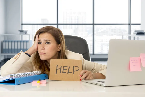 Stres yardım işareti tutarak ofis dizüstü bilgisayar masası, çekici üzgün ve umutsuz iş kadını — Stok fotoğraf