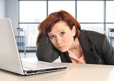 stres modern ofis pencere odasında çalışan genç üzgün ve sinirli iş kadın yorgun 