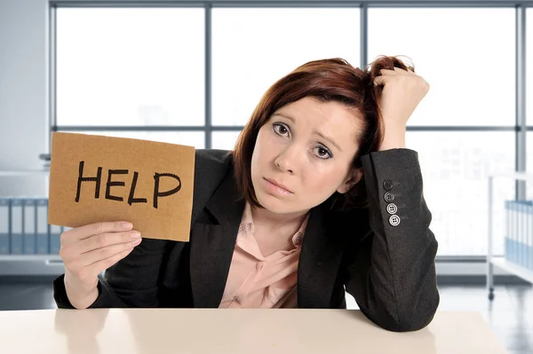 Triste e frustrata donna d'affari che lavora nello stress nella moderna stanza vetrina dell'ufficio chiedendo aiuto sovraccarico — Foto Stock