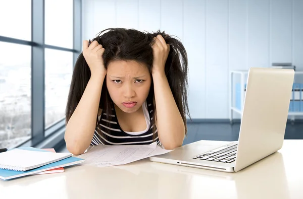 Chino asiático estudiante o mujer de negocios cansado trabajando y estudiando en computadora portátil —  Fotos de Stock