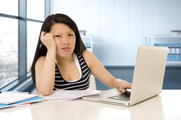 Chino asiático estudiante o mujer de negocios cansado trabajando y estudiando en computadora portátil —  Fotos de Stock