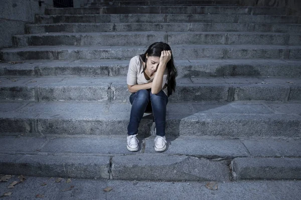 Bella y triste mujer hispana desesperada y deprimida sentada en la escalera urbana de la ciudad —  Fotos de Stock