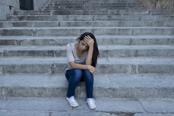 美丽而忧伤的拉美裔女人，绝望和沮丧的坐在城市街道楼梯上 — 图库照片