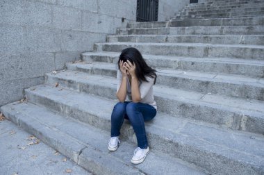 güzel ve hüzünlü İspanyol kadın çaresiz ve depresif Kentsel şehir sokak merdiven üzerinde oturan
