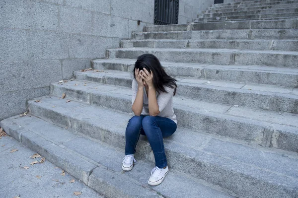 Krásná a smutná žena hispánský zoufalé a depresi, sedí na městském ulice schodiště — Stock fotografie