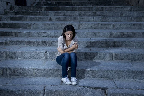 Bella y triste mujer hispana desesperada y deprimida sentada en la escalera urbana de la ciudad —  Fotos de Stock