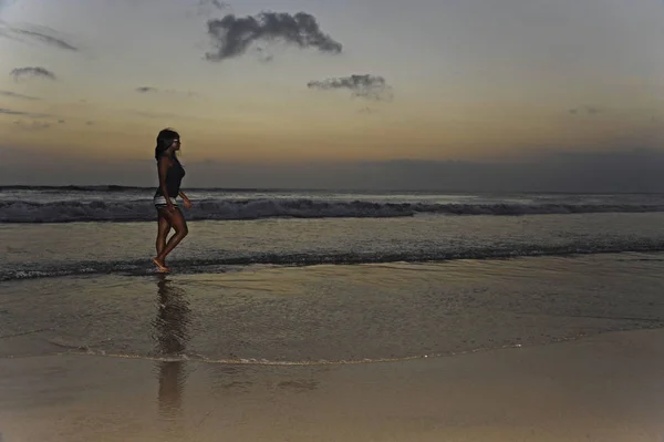 Aantrekkelijke Afro-Amerikaanse zwarte vrouw lopen op sunset beach — Stockfoto