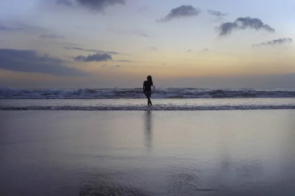 Attrayant afro-américain noir femme marche sur la plage coucher de soleil — Photo