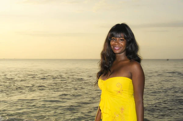 genç çekici ve göz alıcı Afro-Amerikan siyah kadın elbise poz yaz günbatımı üzerinde rahat şık ve zarif yaz 