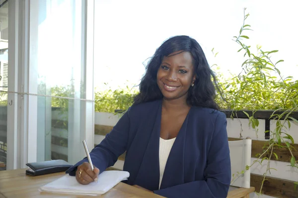 genç çekici siyah Afrikalı-Amerikalı kadın açık havada oturup bir