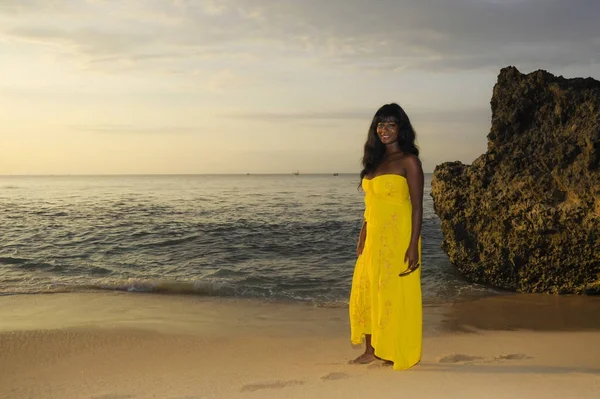 Donna nera afroamericana glamour in abito estivo chic ed elegante posa rilassato passeggiando sulla spiaggia estiva tramonto — Foto Stock