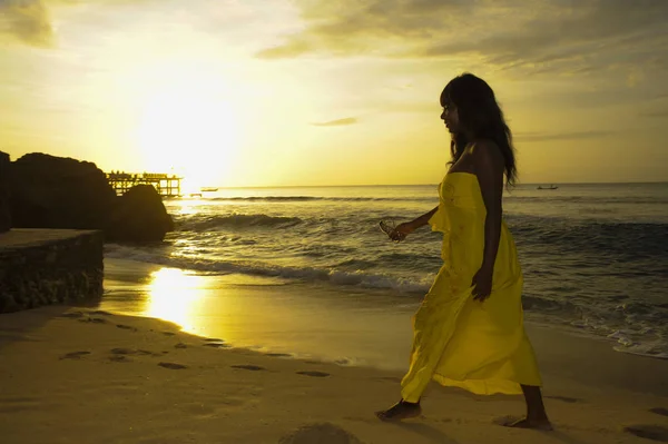 Donna nera afroamericana glamour in abito estivo chic ed elegante posa rilassato passeggiando sulla spiaggia estiva tramonto — Foto Stock