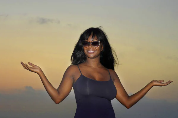 Bella e attraente donna nera africana americana che cammina sulla spiaggia del tramonto godendo — Foto Stock