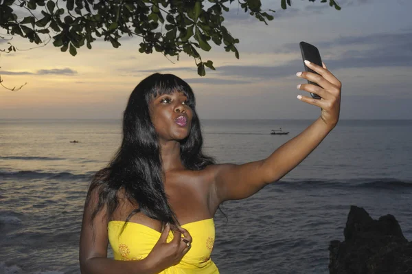 Glamoureuze Afrikaanse Amerikaanse zwarte vrouw in chique zomerjurk nemen selfie foto of video op mobiele telefoon — Stockfoto