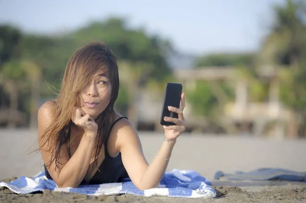 Счастливая азиатка с помощью мобильного телефона делает селфи портрет фото весело расслабился — стоковое фото