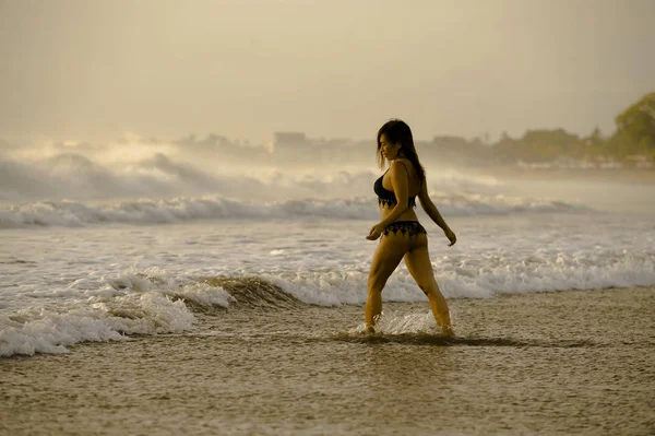 Giovane bella e sexy felice donna asiatica sorridente rilassato divertirsi sulla spiaggia tropicale a Bali Asia — Foto Stock