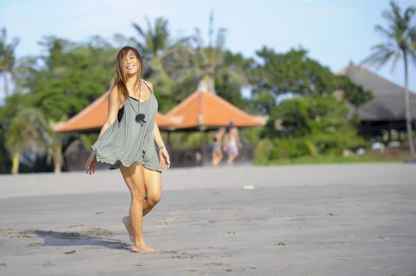 Fiatal gyönyörű és szexi boldog ázsiai nő mosolyogva nyugodt szórakozás Bali Ázsia trópusi tengerparton — Stock Fotó