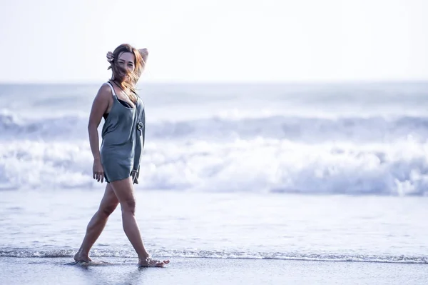 Jeune belle et sexy heureux asiatique femme souriant détendu avoir du plaisir sur la plage tropicale à Bali en Asie — Photo