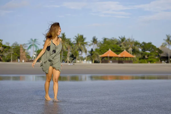 Jonge mooie en sexy gelukkig Aziatische vrouw die lacht ontspannen plezier op tropisch strand in Bali Azië — Stockfoto