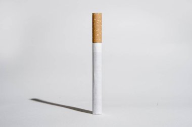 Sigara ve sağlıksız h beyaz arka plan üzerinde izole gölge