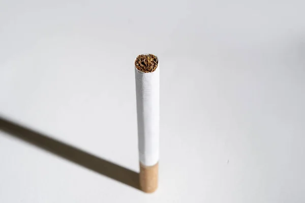 Cigarette et ombre isolé sur fond blanc dans malsain h — Photo