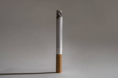 Sigara ve sağlıksız h beyaz arka plan üzerinde izole gölge