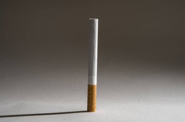 Sigara ve sağlıksız h beyaz arka plan üzerinde izole gölge