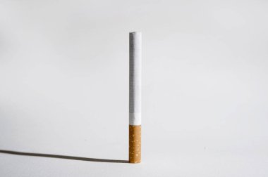 Sigara ve sağlıksız h beyaz arka plan üzerinde izole gölge