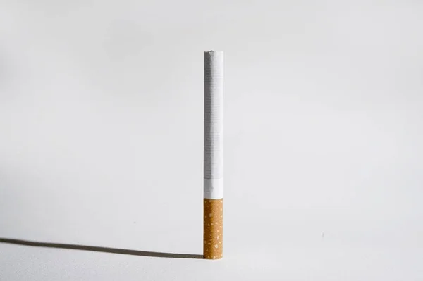 Cigarro e sombra isolado no fundo branco em h insalubre — Fotografia de Stock