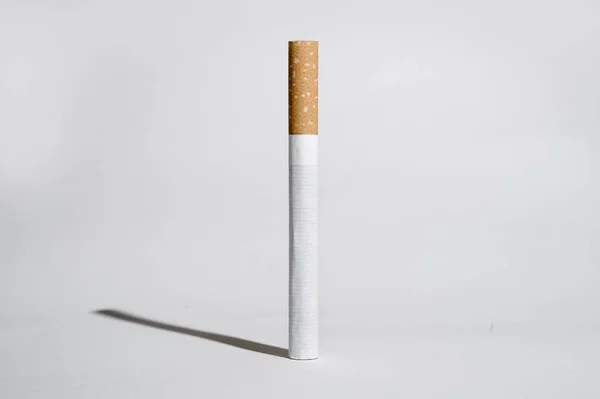 Cigarro e sombra isolado no fundo branco em h insalubre — Fotografia de Stock