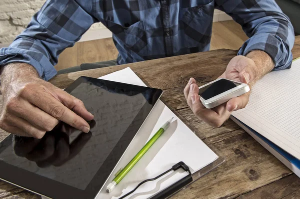 Onbekende man close-up handen met GSM bezig met Kladblok en digitale pad tabletcomputer werkt — Stockfoto