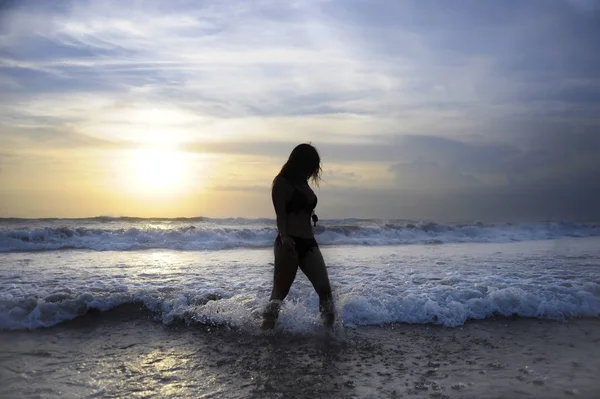 Jeune femme active sur mer paysage coucher de soleil horizon avec soleil incroyable et ciel orange dramatique — Photo