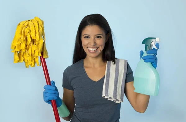 Atractiva mujer hispana feliz orgulloso como casa o hotel limpieza criada y limpieza celebración jabón spray y trapeador —  Fotos de Stock