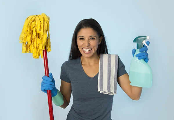 Atractiva mujer hispana feliz orgulloso como casa o hotel limpieza criada y limpieza celebración jabón spray y trapeador —  Fotos de Stock