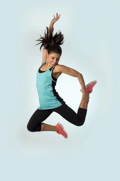 Jovem atraente e feliz latina esporte mulher pulando animado e alegre no exercício de ginástica estilo de vida saudável — Fotografia de Stock