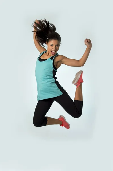 Giovane attraente e felice donna sport latino salto eccitato e allegro in palestra esercizio di allenamento stile di vita sano — Foto Stock