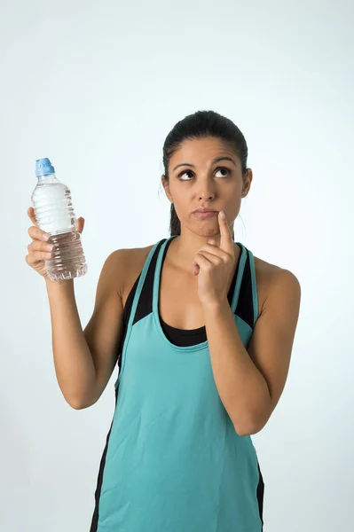 Νεαρά Λατινική ελκυστικό και όμορφο άθλημα γυναίκα που κρατά νερό μπουκάλι σκέψης αν πίνοντας περισσότερο — Φωτογραφία Αρχείου