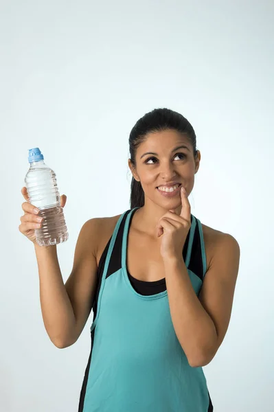 Joven atractivo y hermoso latina deporte mujer celebración agua de botella pensando si beber más — Foto de Stock