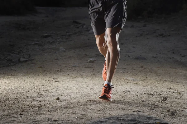 Sportler mit gerissenen athletischen und muskulösen Beinen beim Jogging-Training auf dem Land im Herbst-Hintergrund — Stockfoto