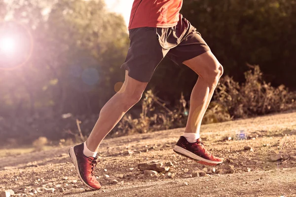 Sport man med rippade atletisk och muskulös ben kör uphill Offroad i jogging träning — Stockfoto