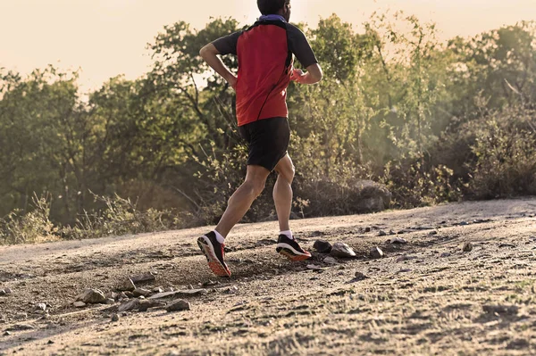 Yokuş yukarı yoldan eğitim koşu içinde çalışan sökük atletik ve kaslı bacakları ile spor adamı — Stok fotoğraf