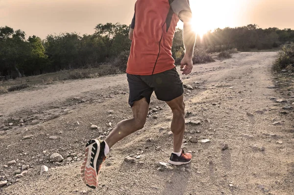 Sportler mit gerissenen athletischen und muskulösen Beinen läuft beim Jogging-Training bergauf — Stockfoto