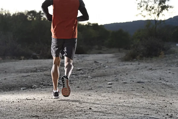 オフロード トレーニング トレーニングをジョギングで上り坂を実行するリッピングの運動と筋肉の脚を持つスポーツ男 — ストック写真