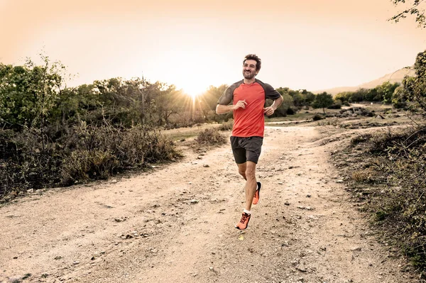 Sportler mit gerissenen athletischen und muskulösen Beinen beim Jogging-Training auf dem Land im Herbst im Hintergrund in Fitness und gesundem Lebensstil-Konzept — Stockfoto